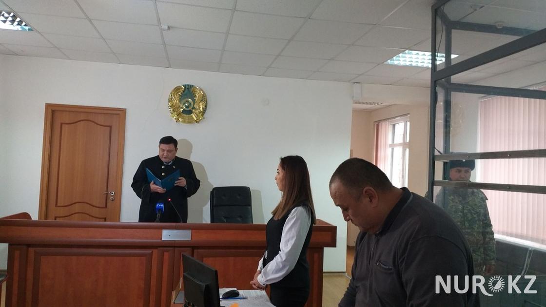 Осужден экс-прокурор, зарезавший свою жену в коридоре университета в Шымкенте