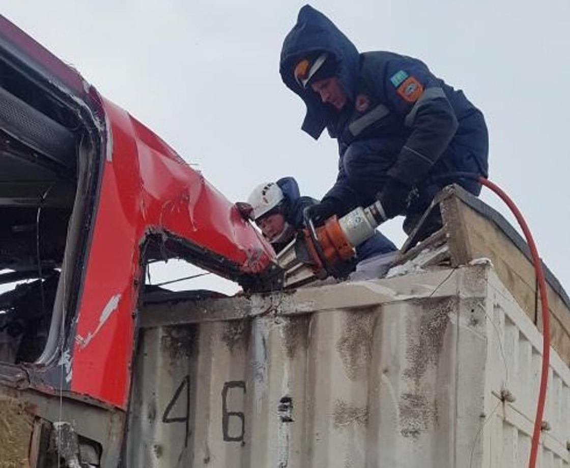 Двоих зажало, один погиб: автобус с грузовиком столкнулись на трассе в Карагандинской области (фото)