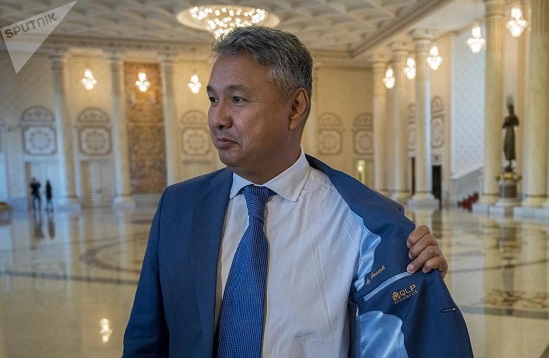 Перуашев похвастался пиджаком, как у Назарбаева (фото)
