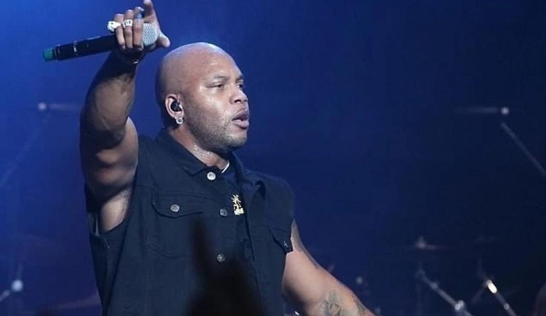 Рэпер Flo Rida отказался от больного сына, назвав его отродьем Рэпер Flo Rida отказался от больного сына, назвав его отродьем