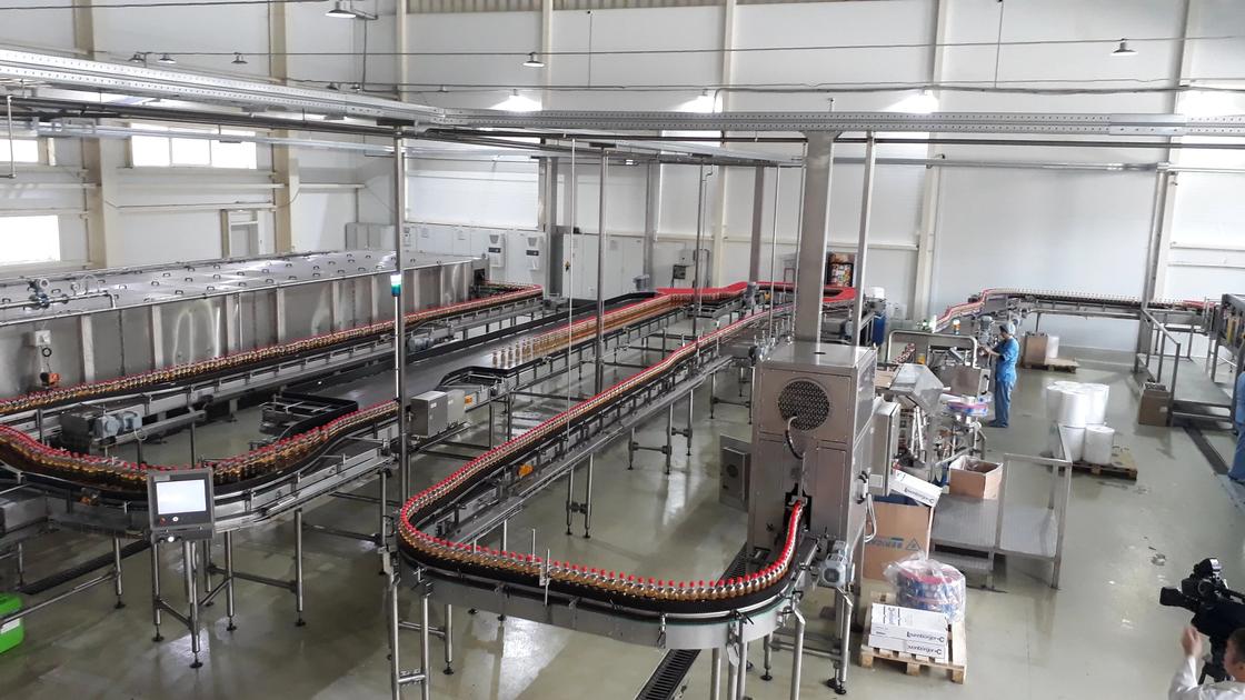 Производственная мощность завода 300 000 бутылок в день