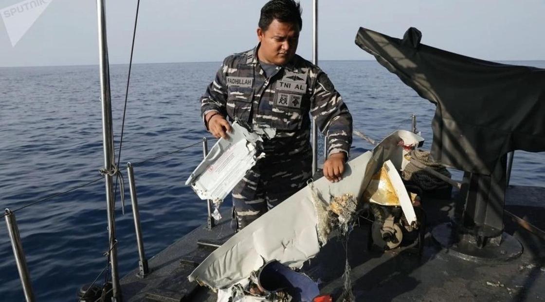 Фрагменты тел и младенец обнаружены на месте крушения самолета в Индонезии (фото)