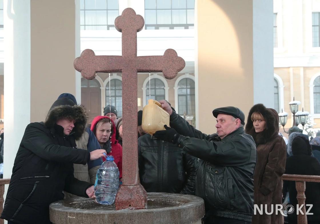 Алматинцы искупались в купели женского монастыря на Крещение