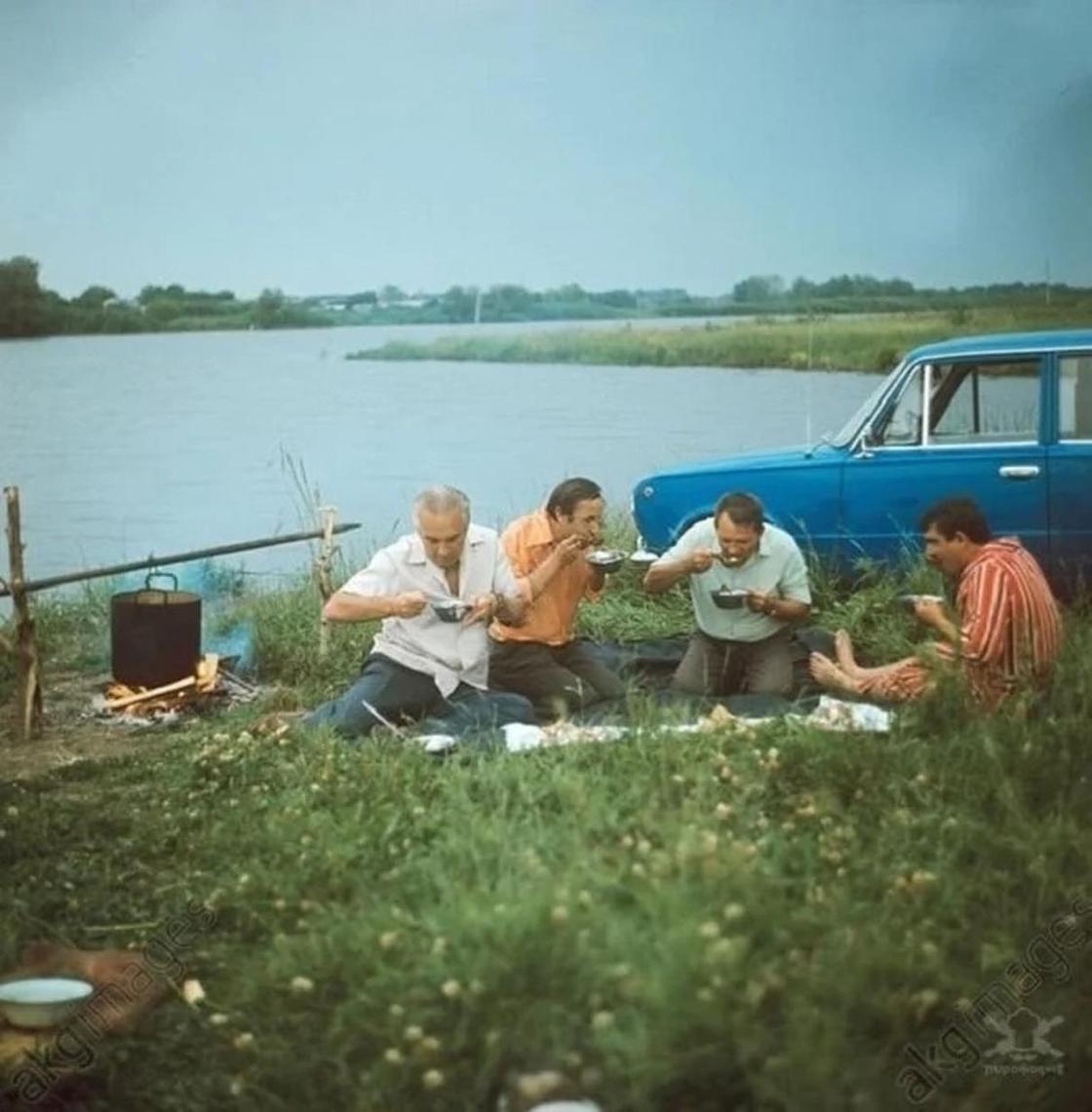 Как жили в советские годы. Советские пикники на природе. Советские люди на пикнике. Советские люди на природе. Пикник на берегу реки.