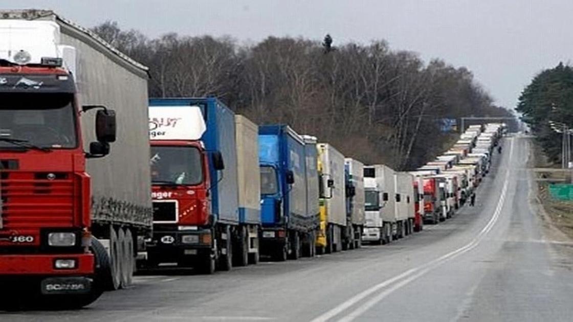 Несколько сотен грузовиков застряли на границе с Узбекистаном