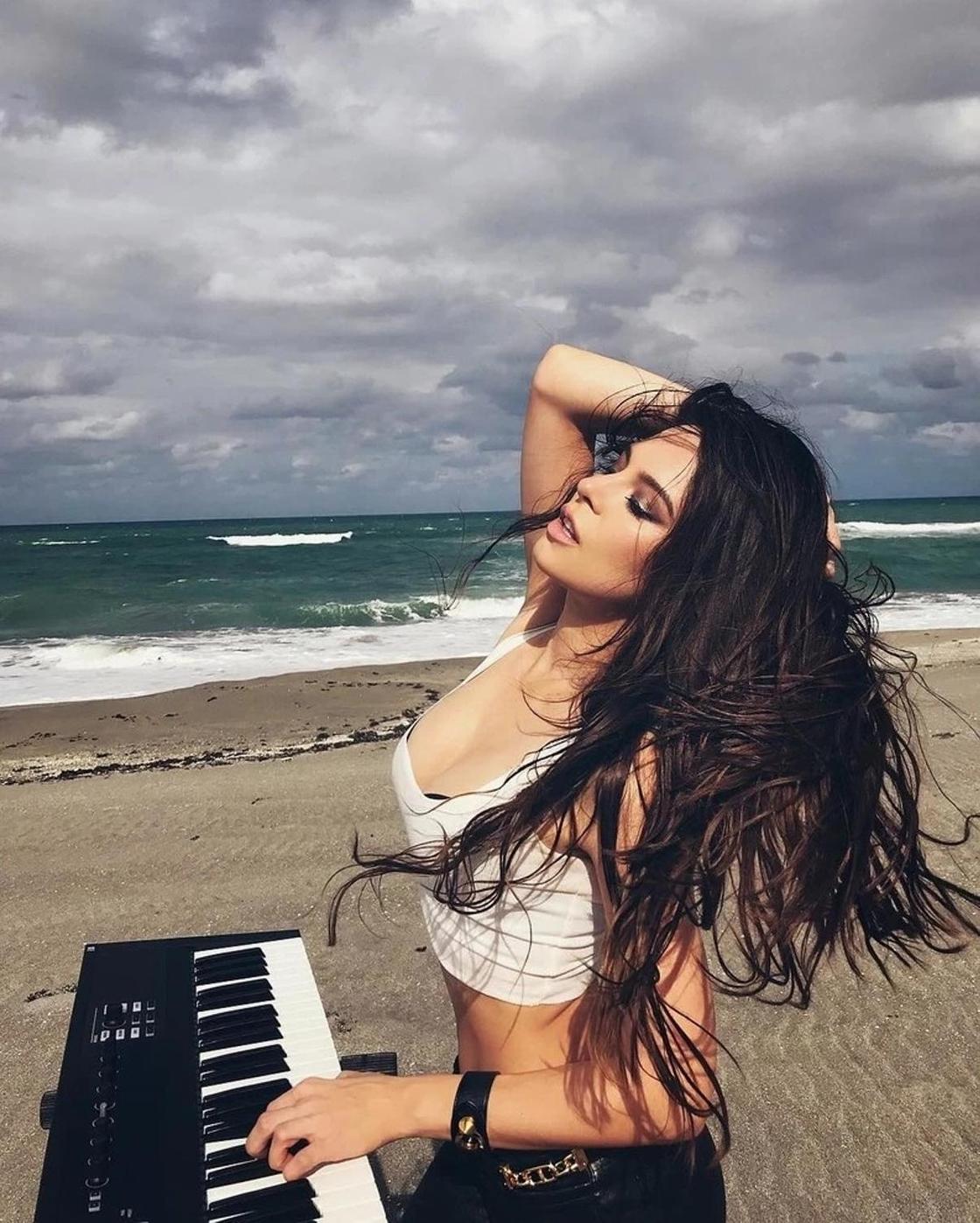 13 фото и видео Лолы Астановой - самой сексуальной пианистки в мире
