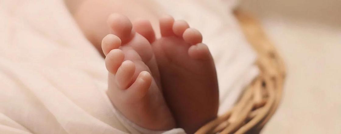 Младенца, найденного в мусорке в Павлодаре, хотят усыновить
