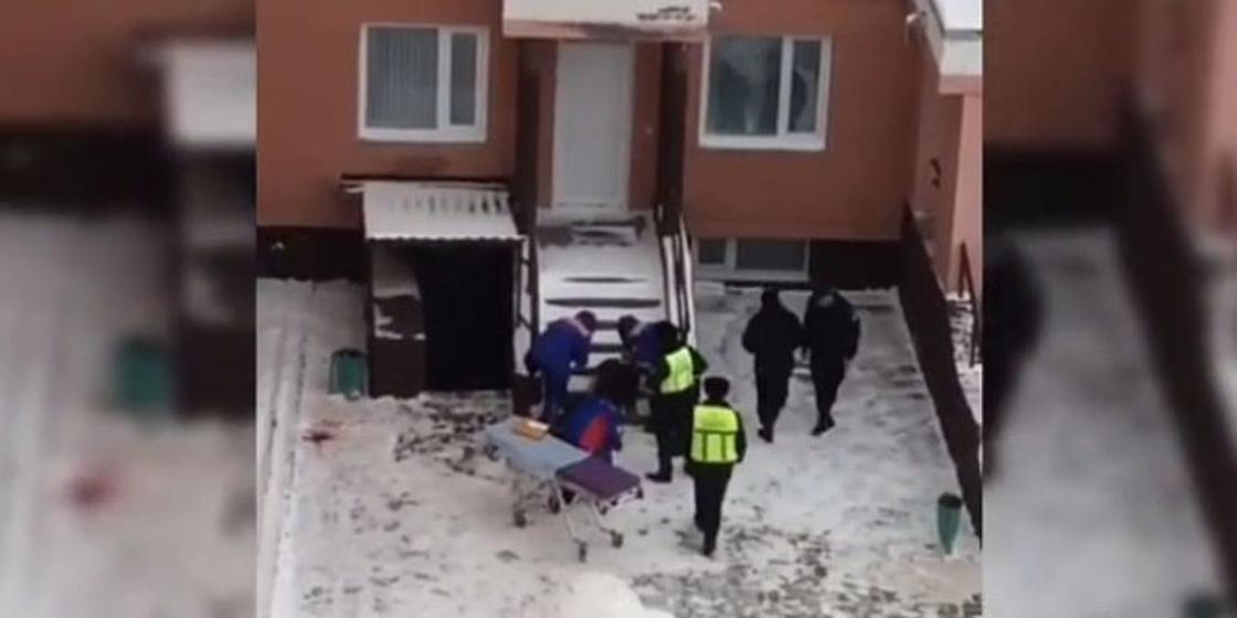 Порезанного мужчину обнаружили студенты на территории общежития ПГПУ в Павлодаре