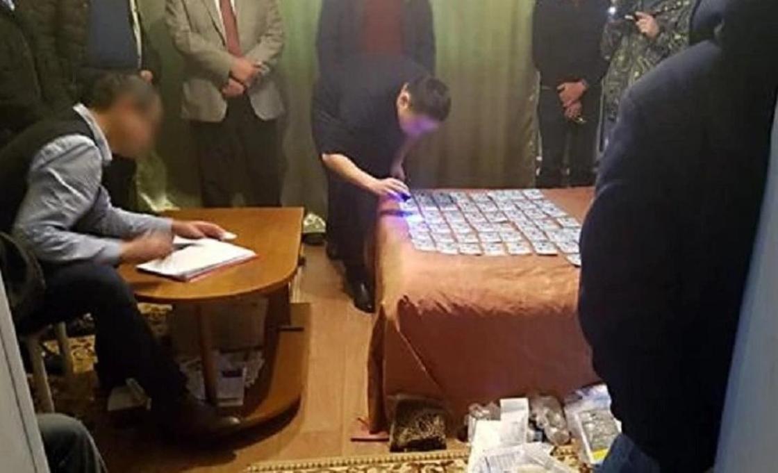 Аким района в ВКО задержан за взятку 800 тыс. тенге (фото)