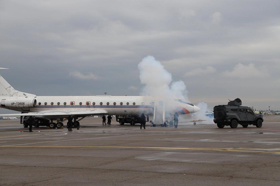 В аэпорту Алматы ликвидировали "террористов" (фото)