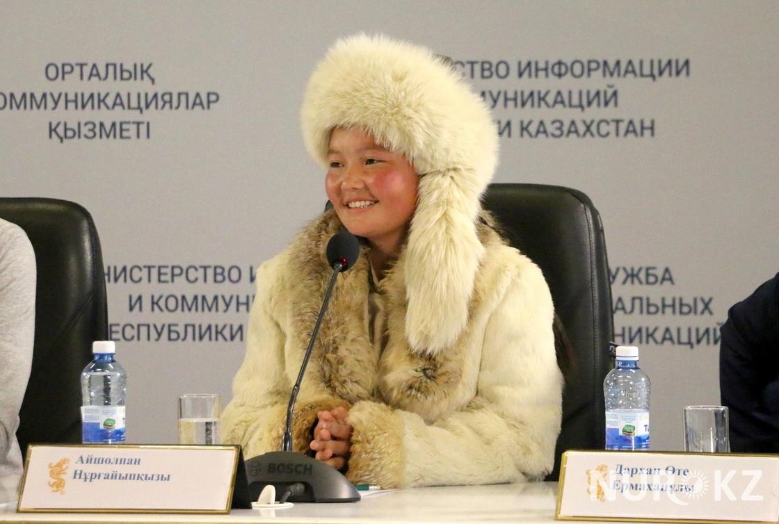 Всемирно известная казахская девочка-беркутчи впервые прилетела в Казахстан