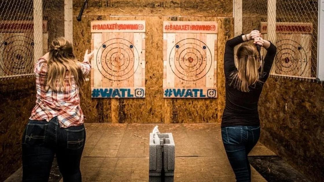 Метание топора в лица бывших супругов стало новым трендом в США Метание топора в лица бывших супругов стало новым трендом в США