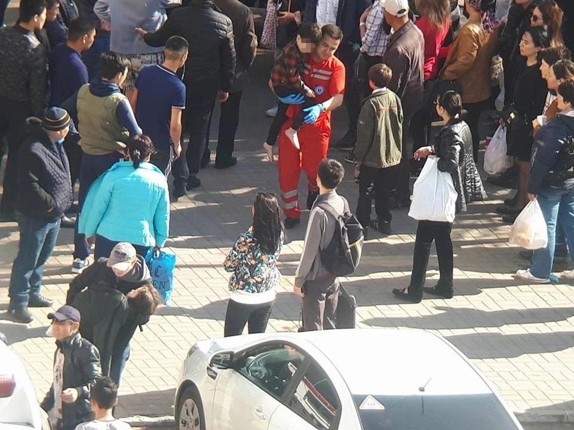 «Ужасающие женские плачи»: Батут в Астане кромсали ножами, чтобы достать детей (фото) «Ужасающие женские плачи»: Батут в Астане кромсали ножами, чтобы достать детей (фото)