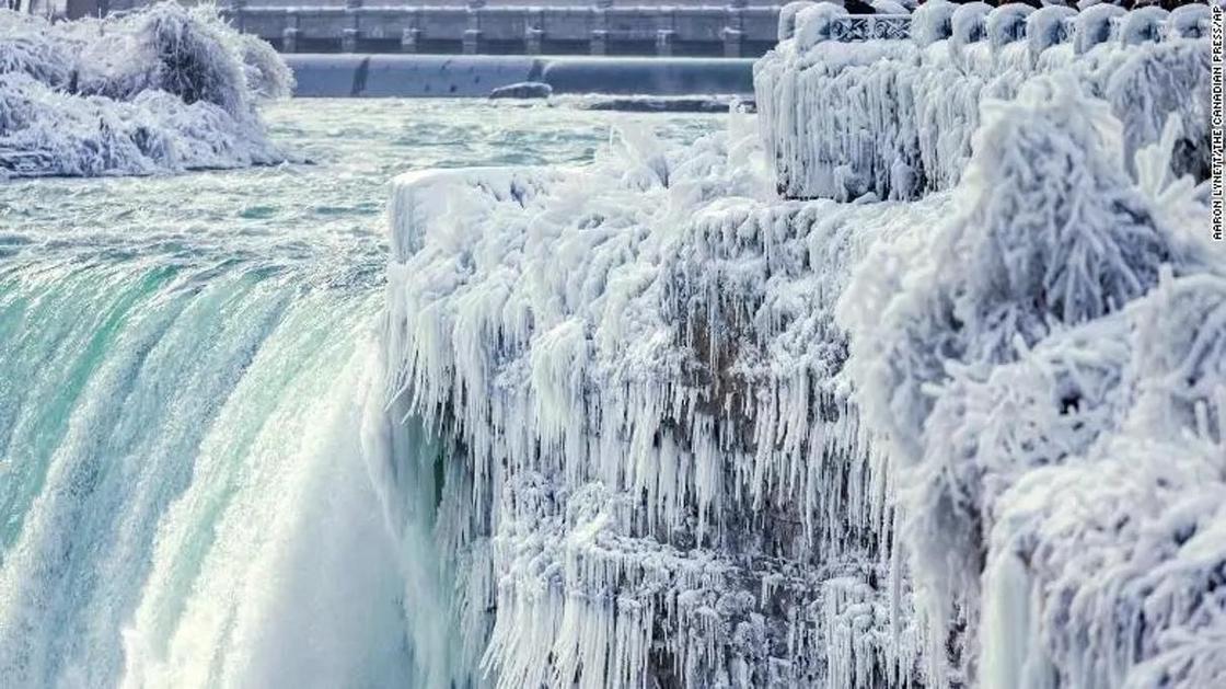 Ниагарский водопад превратился в лед из-за аномальных морозов (фото)