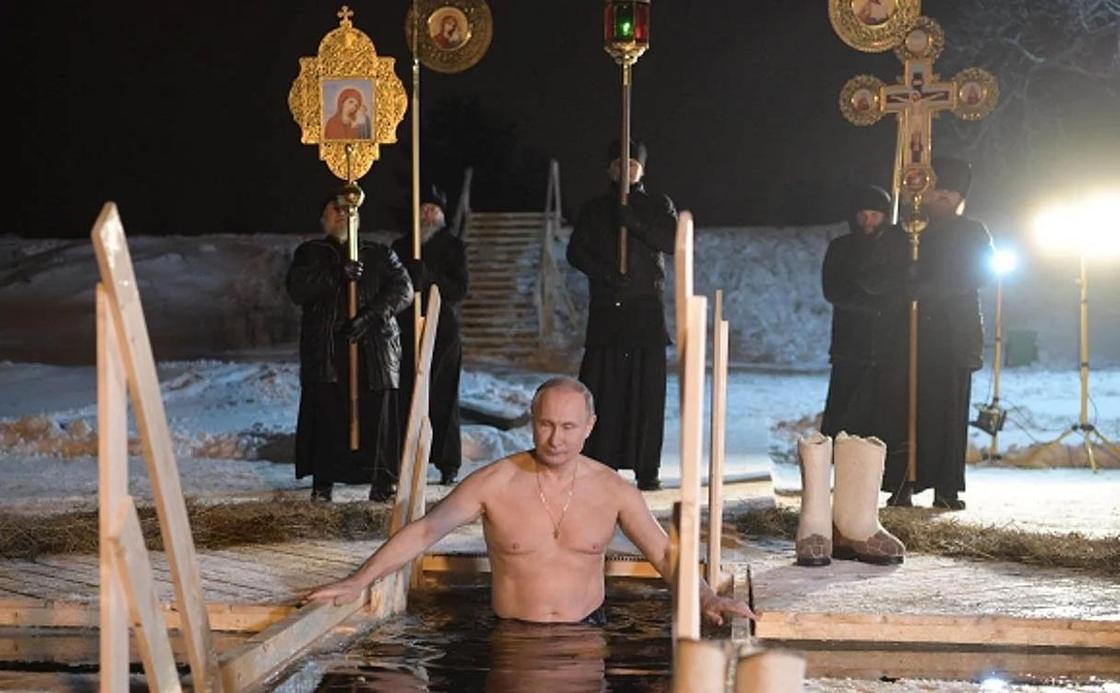 В Сети появилось видео купания Путина в ледяной проруби