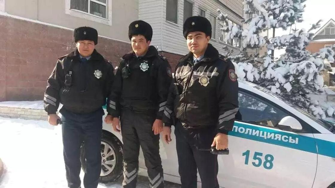 Полицейские спасли мужчину из горящего здания в Алматы