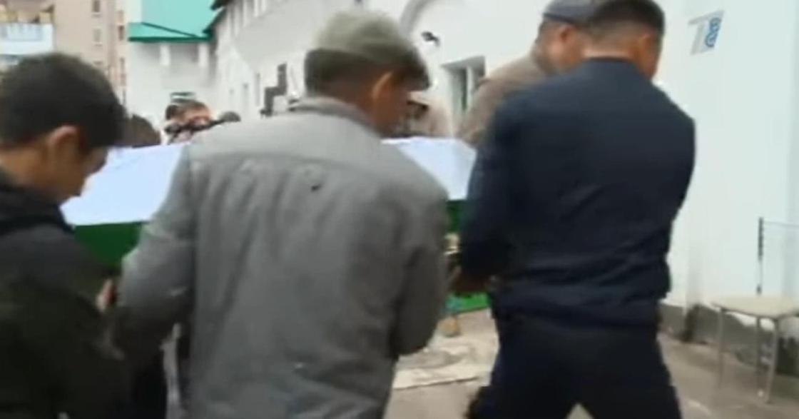 Гибель казахстанца, спасшего тонущих в Черногории: героя похоронили на родине