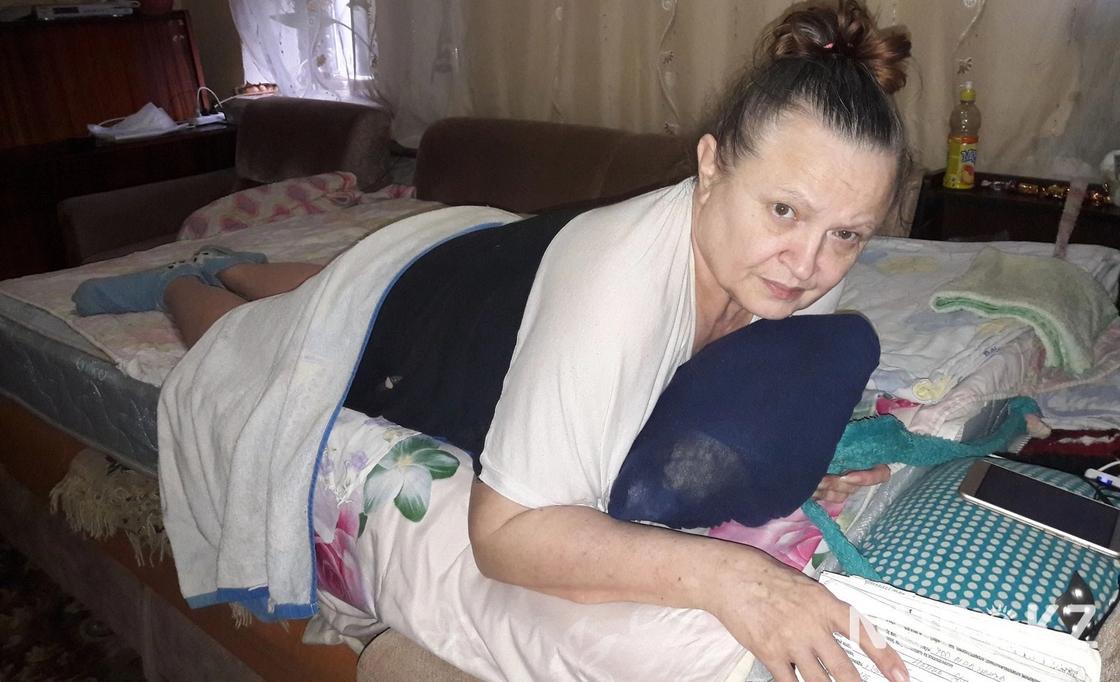Обездвиженная после операции женщина просит помощи у медиков в Уральске