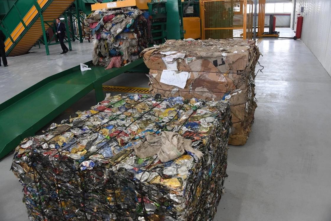 Высокотехнологичный мусоросортировочный комплекс запустили в Алматы (фото)