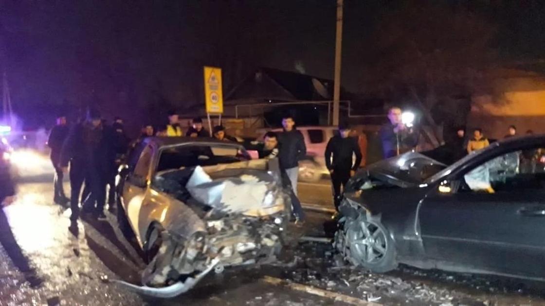 Пешеход спровоцировал ДТП в Алматы: пострадали пять человек (фото)