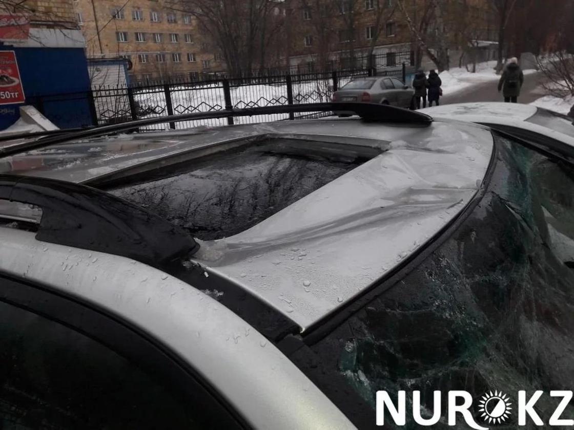Два автомобиля в Караганде пострадали от схода ледяной глыбы с крыши