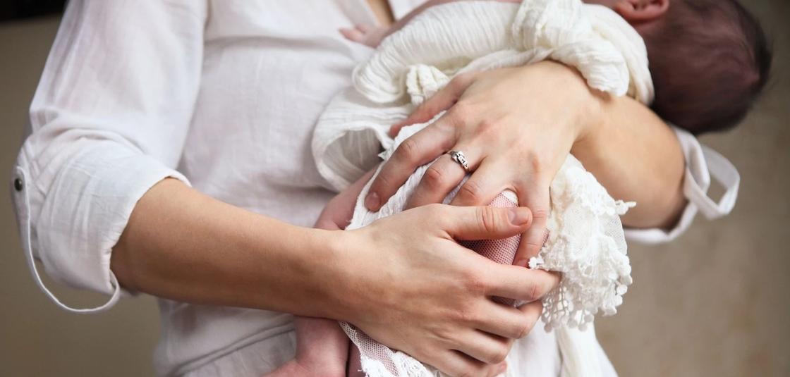 "От меня отвернулись все": 42-летняя казахстанка родила ребенка для себя