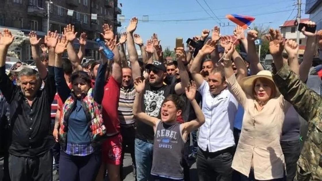 С музыкой и пирогами: как в Армении блокируют улицы и магистрали