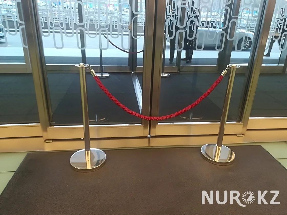 Закрытые двери и неосвещенная лестница: как выглядят аварийные выходы в ТРЦ Алматы
