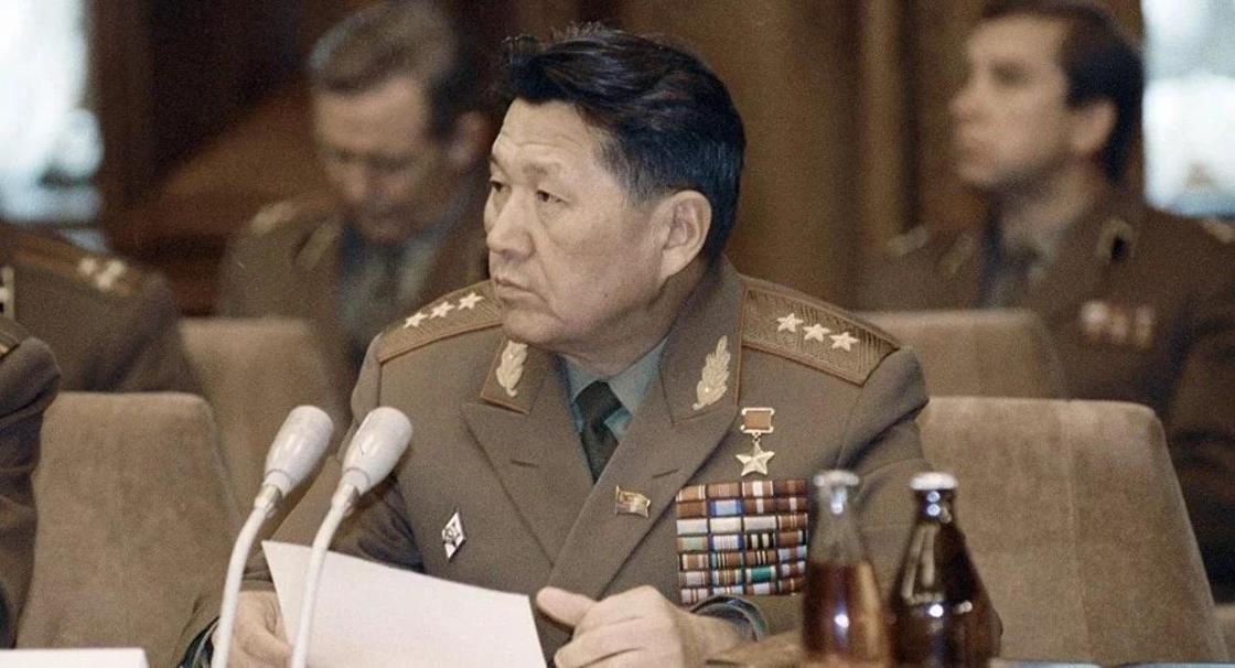 Назарбаев вспомнил первого казахстанского генерала