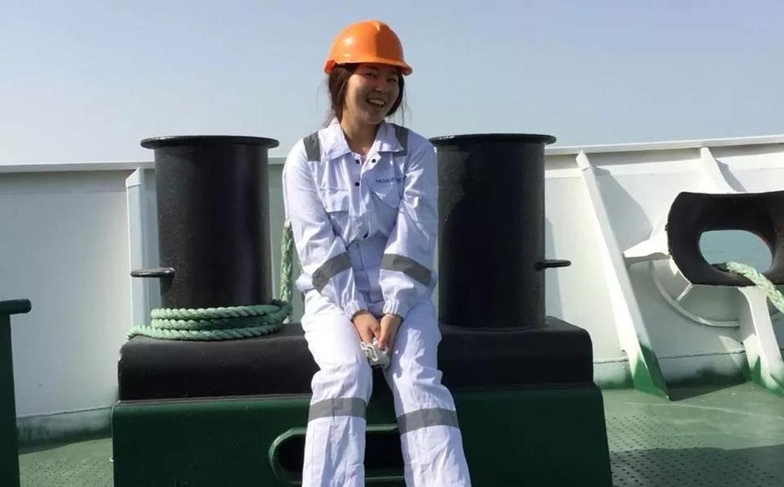 Казахстанка рассказала о службе с мужчинами-моряками на танкере