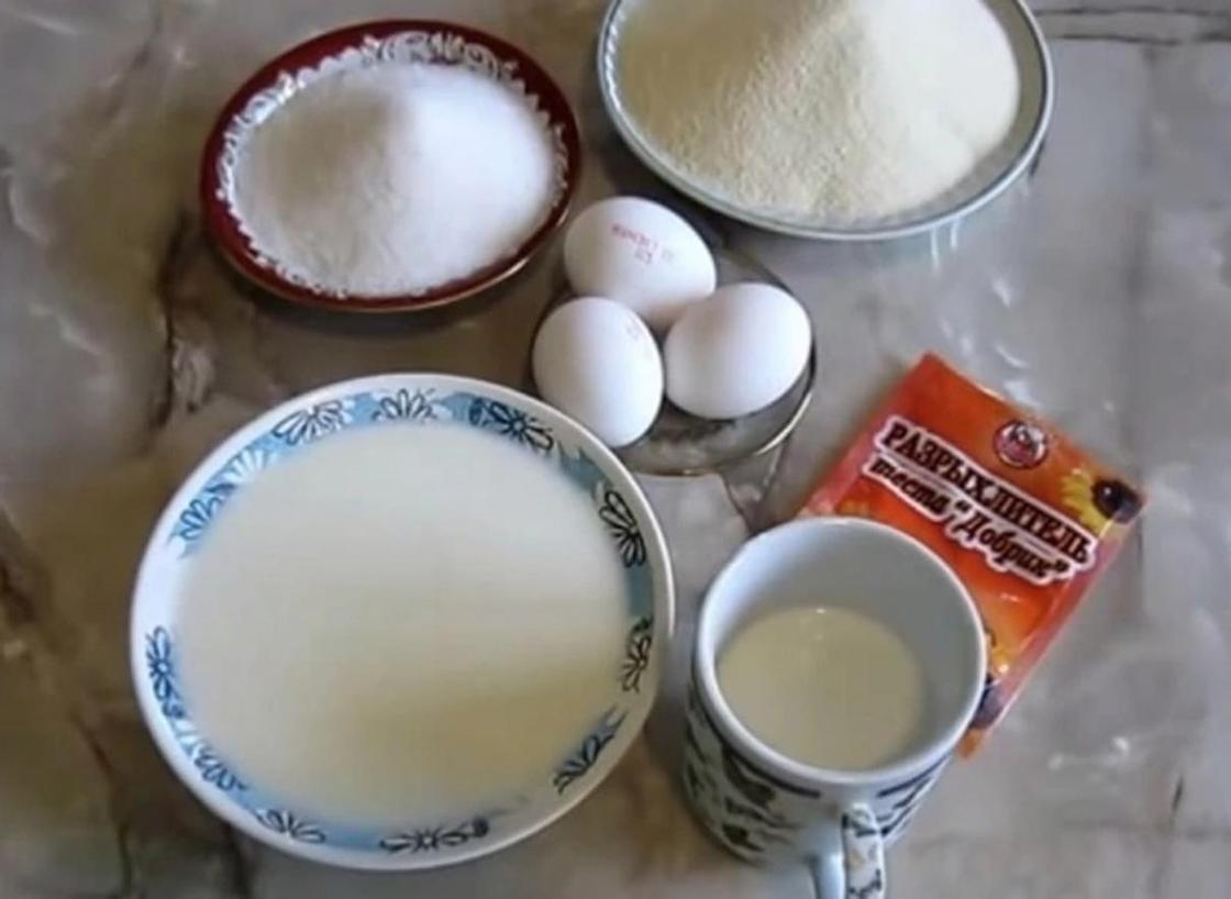 2 яйца кефир мука сахар. Ингредиенты для манника на кефире. Ингредиенты для приготовления манника на молоке. Ингредиенты для шарлотки с кефиром. Индигриенты для манника на кефире.