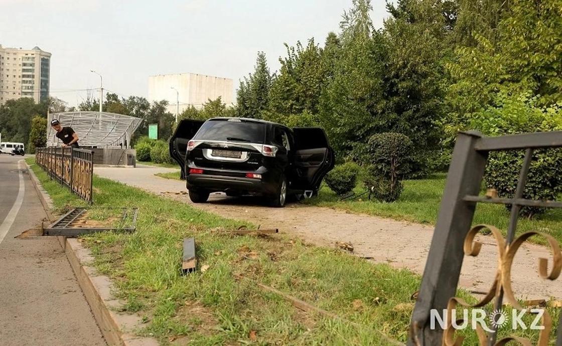 Автоледи попала в ДТП и снесла забор в центре Алматы (фото)