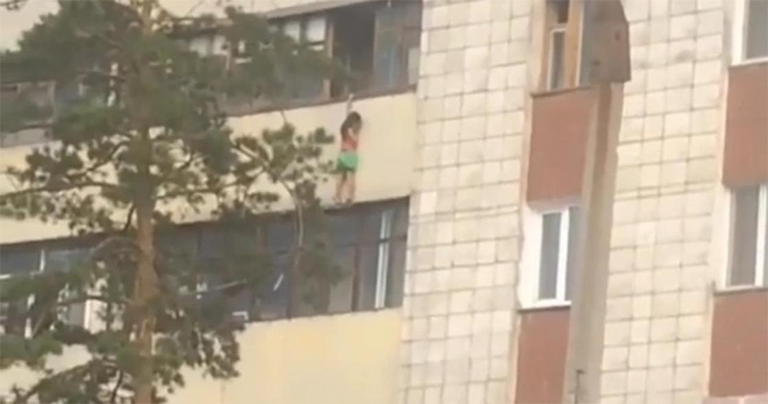 6-летняя девочка полчаса простояла на карнизе балкона 4 этажа в Павлодаре (видео)