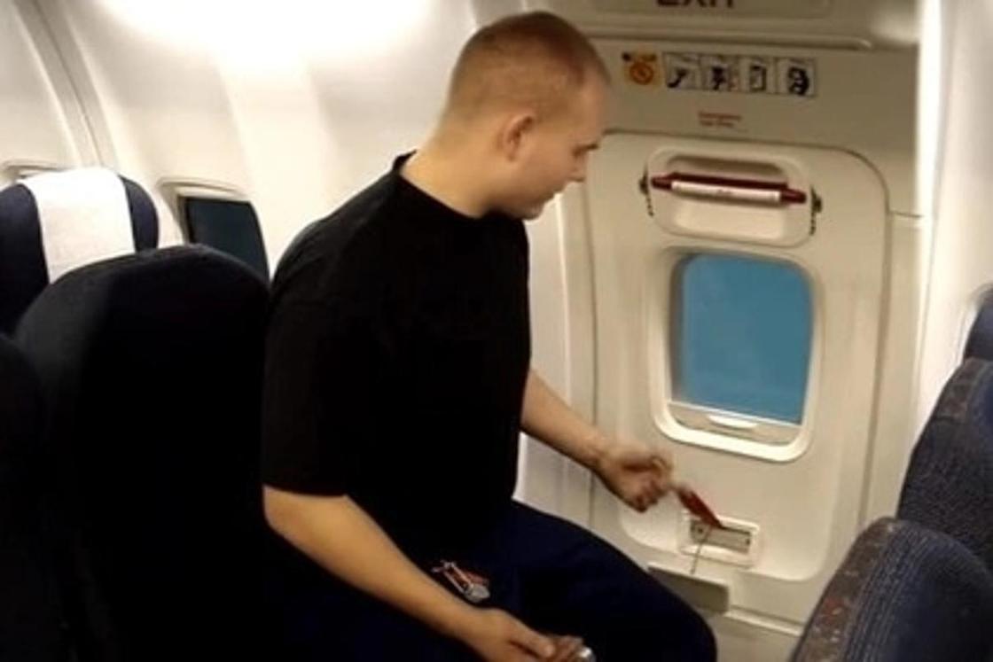 Пассажир решил проветрить самолет и случайно развернул надувной трап