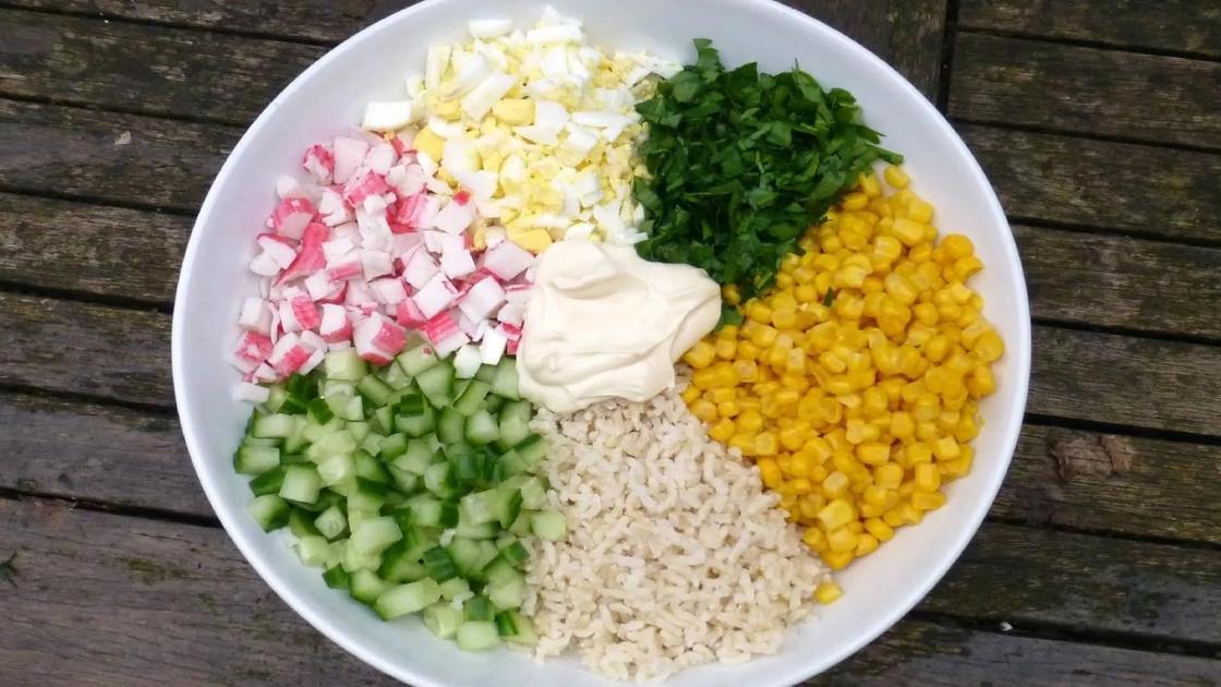 Салат с крабовыми палочками и рисом: рецепт Салат с крабовыми палочками и рисом: рецепт