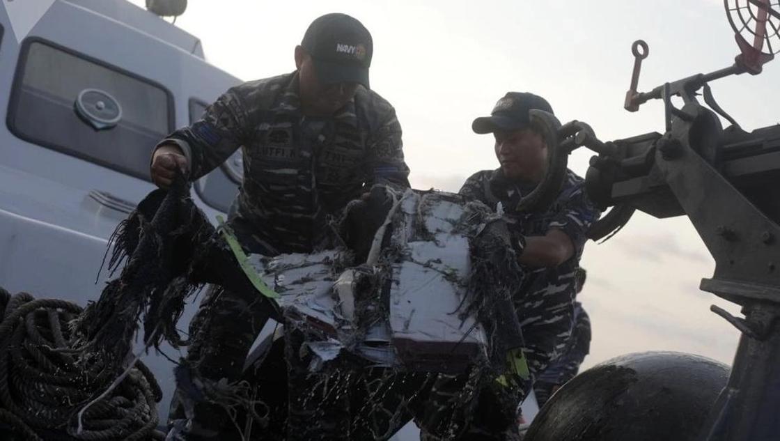 Фрагменты тел и младенец обнаружены на месте крушения самолета в Индонезии (фото)
