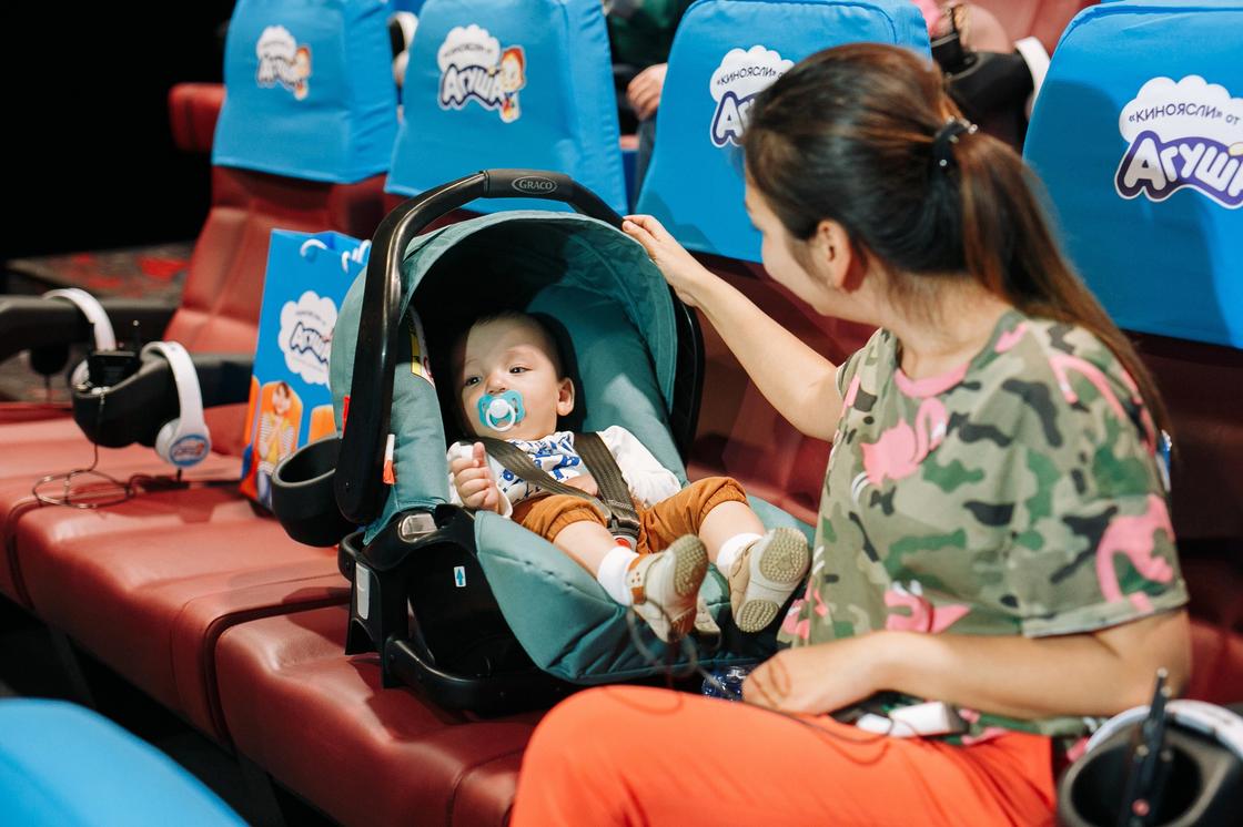 В Алматы открылся специальный кинозал для мам с маленькими детьми