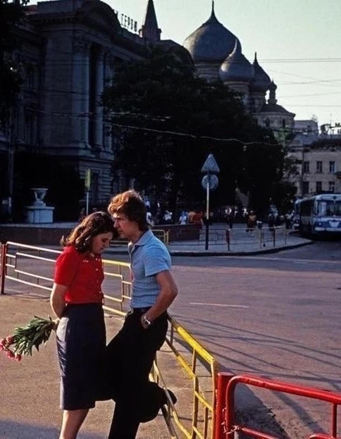 Отношения людей в ссср. Любовь в 70- е годы. Советские девушки. Влюбленные пары СССР. Советские юноши и девушки.