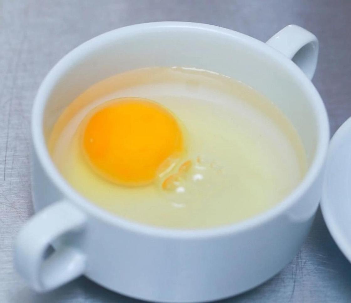 Как сварить яйца в микроволновке. Яйцо пашот в микроволновке в кружке. Яйцо пашот в микроволновке в кружке с водой. Яйца в чашке. Яйцо в чашке в микроволновке.