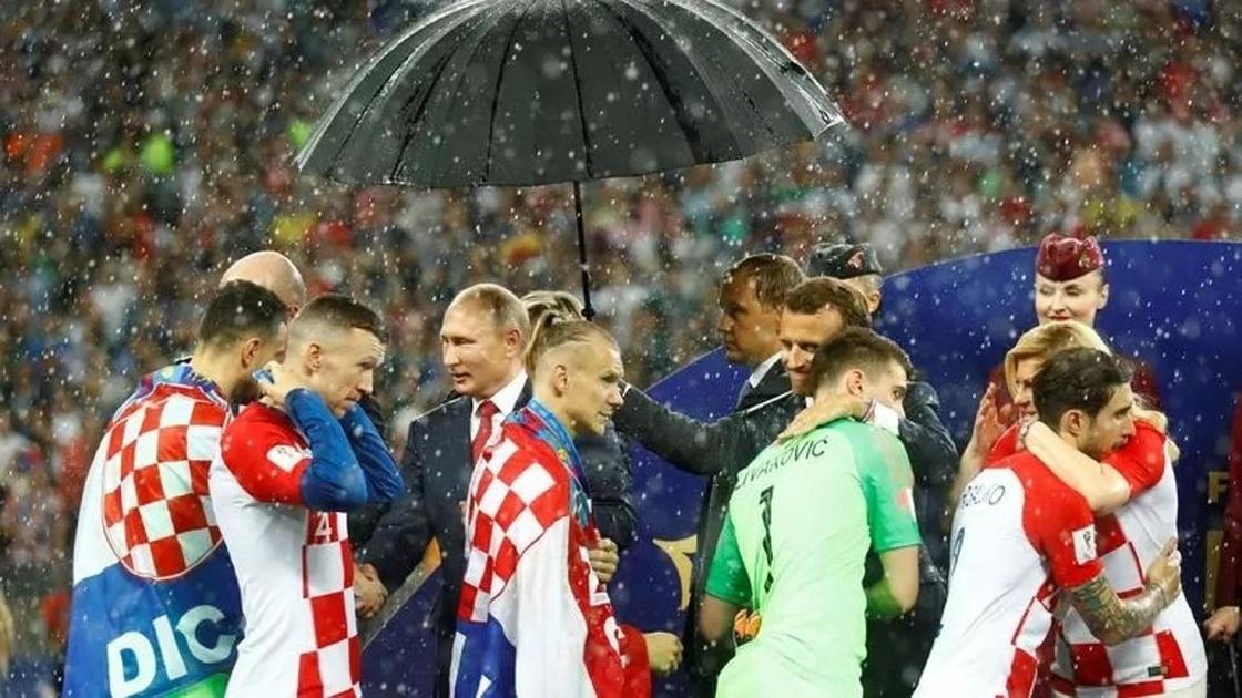 Президент Хорватии прокомментировала ситуацию с зонтом на финале ЧМ