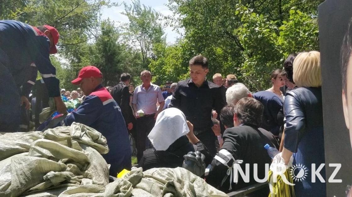 Дениса Тена похоронили в Алматы