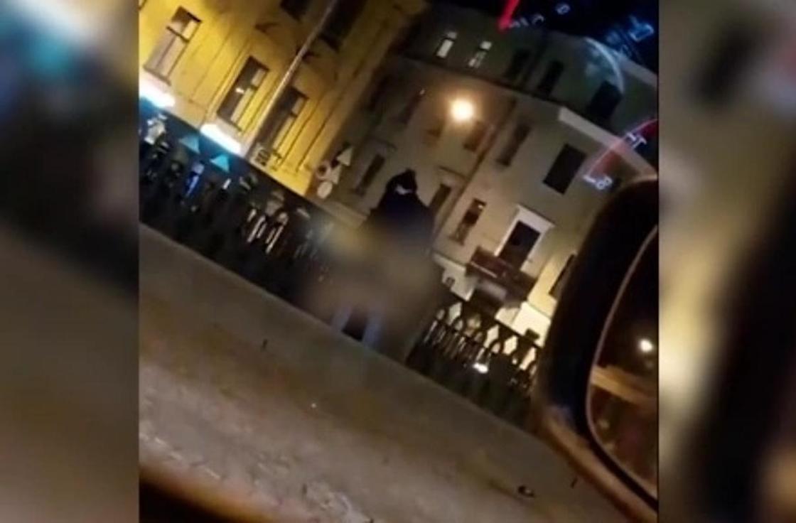 Молодая пара занялась сексом у Казанского собора в Петербурге (видео) Молодая пара занялась сексом у Казанского собора в Петербурге (видео)