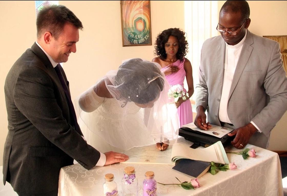 Крокодил откусил невесту руку накануне свадьбы, но она пришла на церемонию