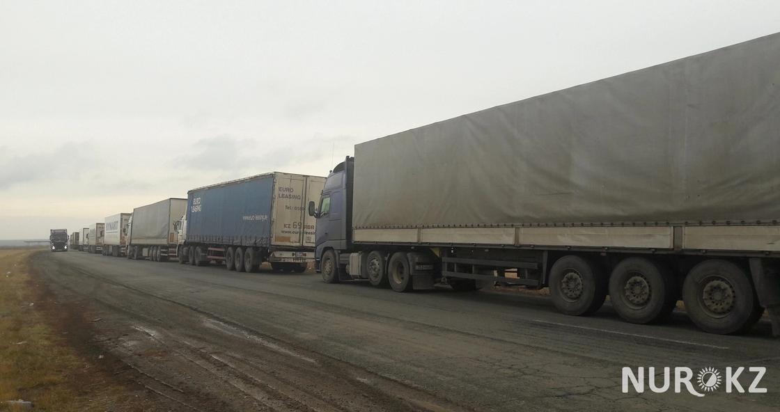 Многокилометровая очередь машин собралась на казахстанско-российской границе (фото)