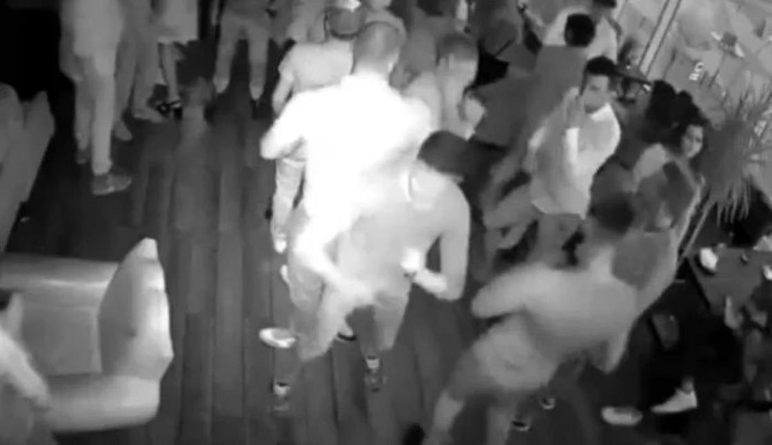 Проломил череп: посетитель ночного клуба избил шестерых человек (видео)