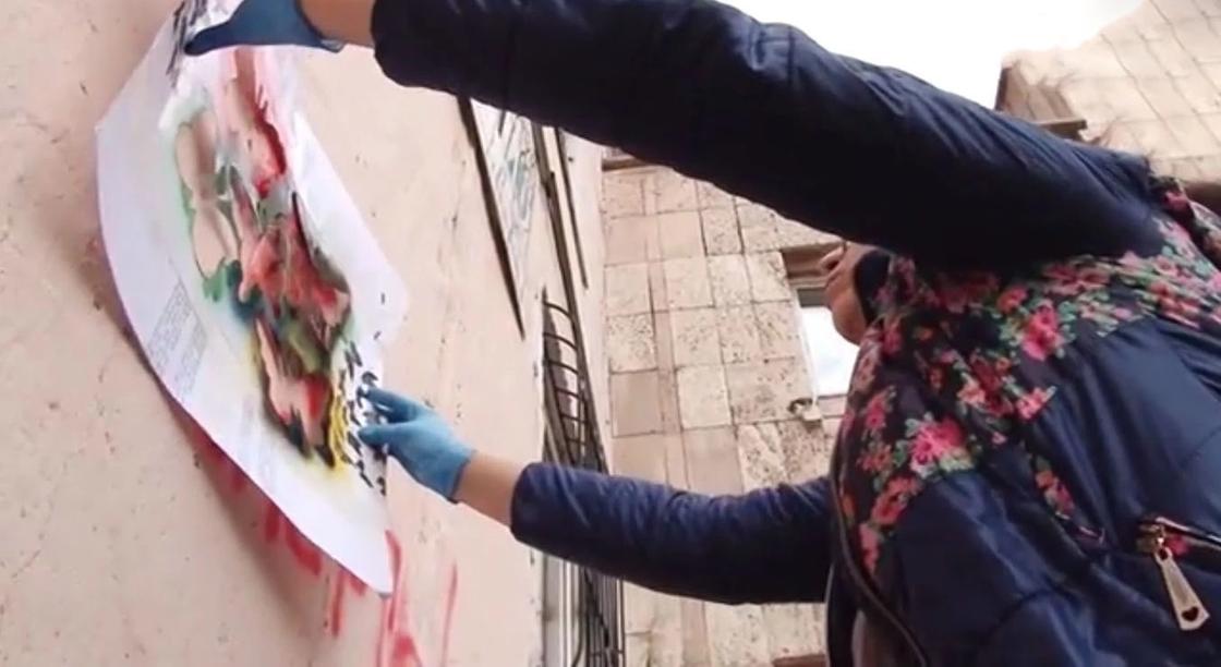 Журналисты Темиртау рисуют бабочек на объявлениях о продаже спайсов