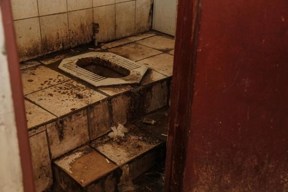 Жители жалуются на аварийное общежитие в Астане: Так даже в морге не пахнет (фото)
