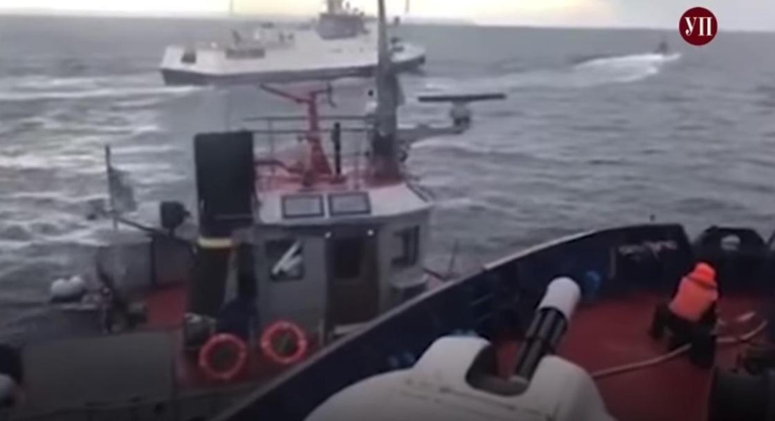 "Дави его, прижимай!": видео тарана украинского корабля и записи переговоров появились в Сети