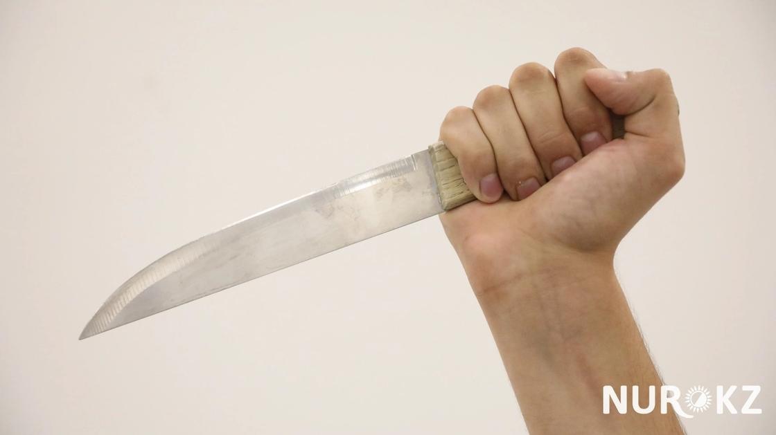 «Сейчас перережу всех, как баранов»: мужчина двумя ножами порезал знакомых в Костанайской области