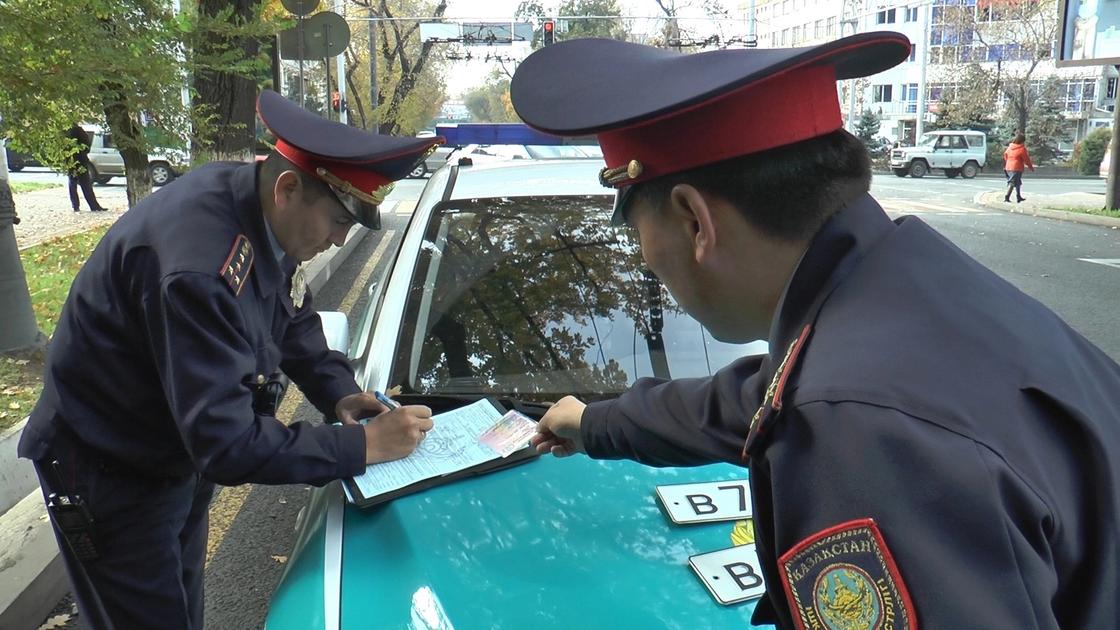 Липовую «корочку» сотрудника КНБ, наручники и биту нашли полицейские у водителя в Алматы